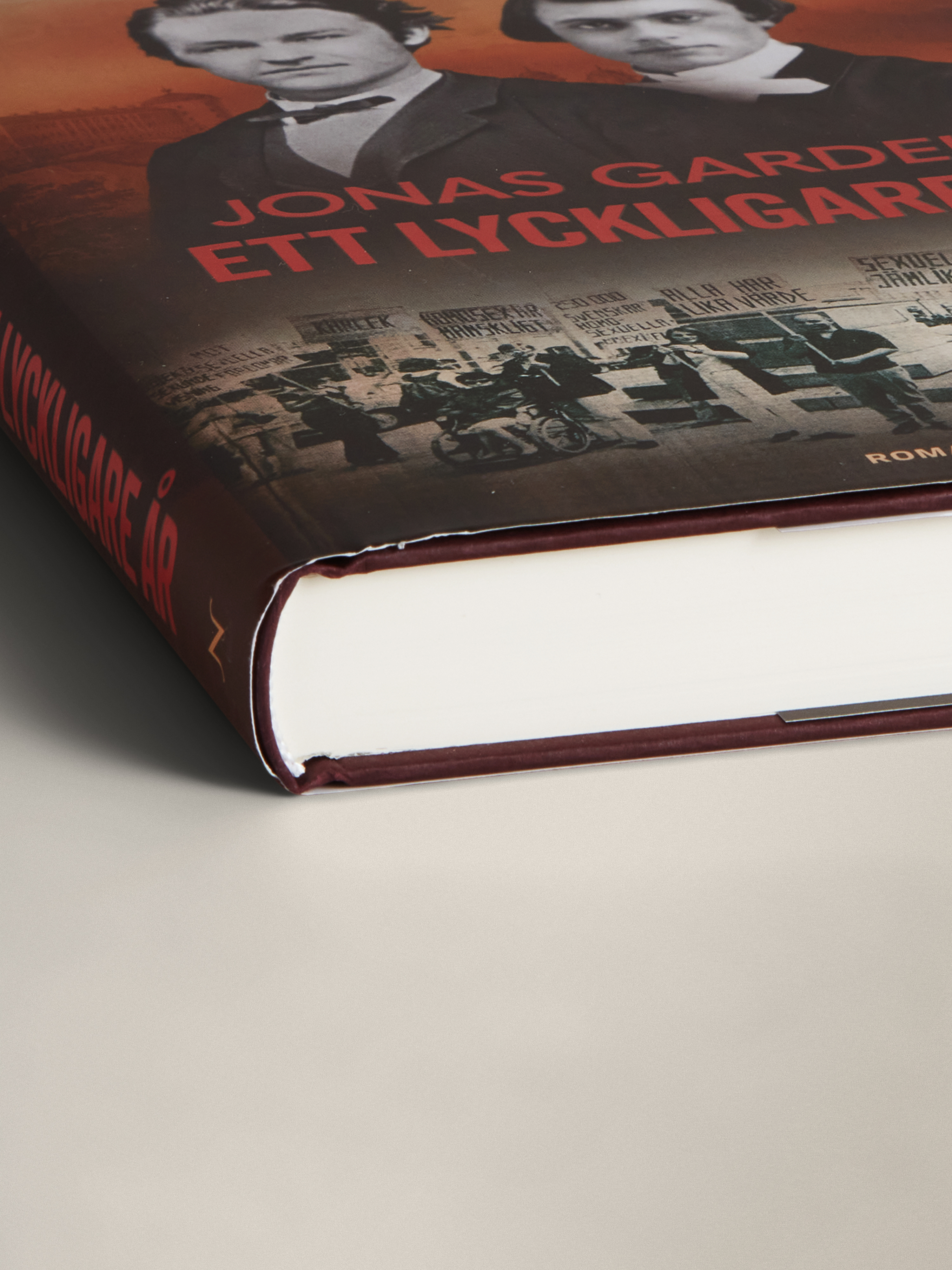 ett lyckligare år angle 5.jpg